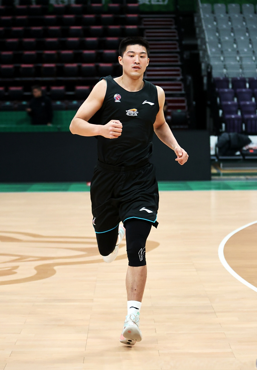 包含清晨体能课后，那不勒斯调整名单备战CBA季后赛，震撼外界，资深球员宣示担当的词条