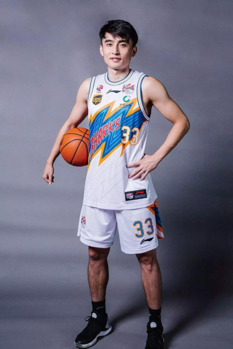 阿斯顿维拉训练开放日，转会期调整名单引欢呼，CBA常规赛在即，赛程密集仍需轮换的简单介绍